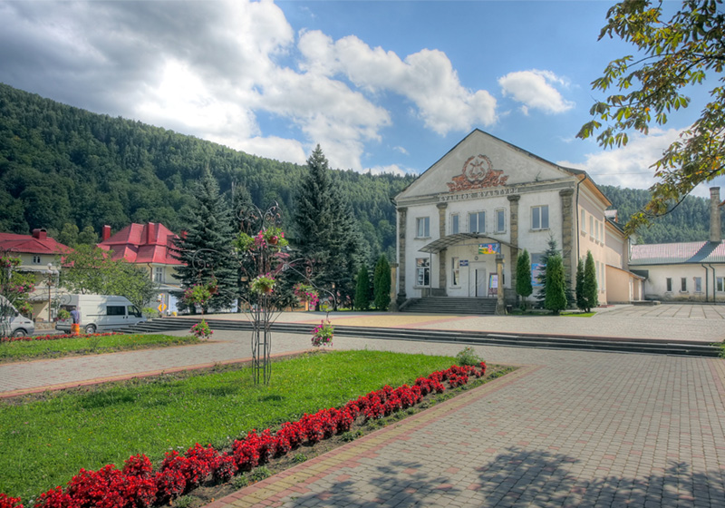 Після відвідин сувенірного ринку в м. Яремча під шум водопаду, буде цікаво познайомитися з лісовими жителями Карпат (карпатськими оленями, кабанами, орлами, фазанами та іншими мешканцями лісів гуцульщини).